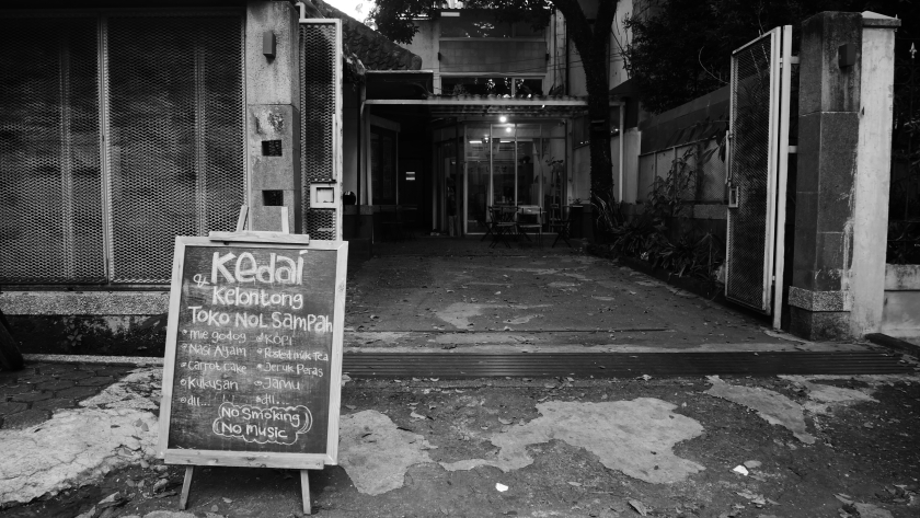 Toko Nol Sampah, Bandung, bisnis berbasis gaya hidup minim sampah, 7 Oktober 2025. (Foto: Fitri Amanda/BandungBergerak) 