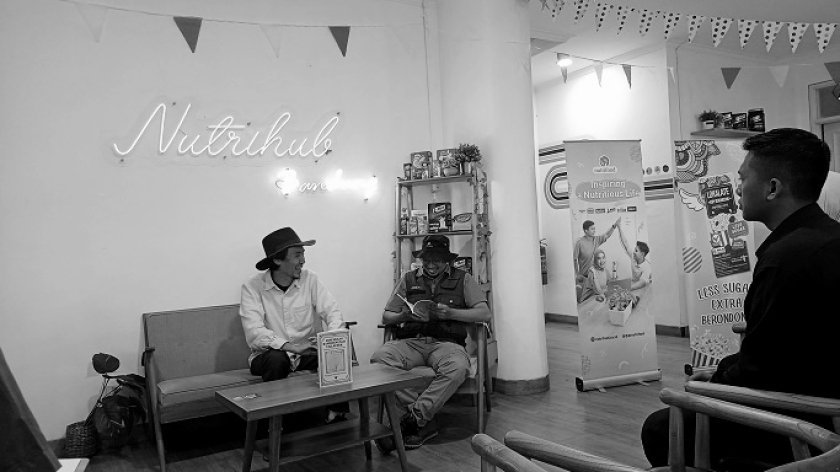 Peluncuran buku Menemukan Bandoengsch Villapark karya Karguna Purnama Harya, di Nutrihub Bandung, Sabtu, 1 November 2025. (Foto: Retna Gemilang/BandungBergerak) 