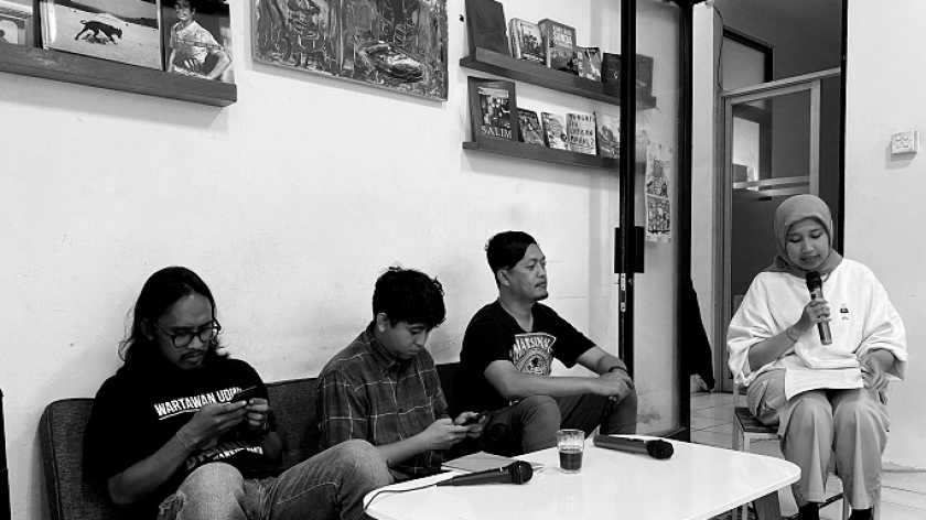 LBH Bandung dan LION menggelar diskusi terkait gugatan terhadap Tempo di Kedai Jante, Bandung, Sabtu, 8 November 2025. (Foto: Yopi Muharam/BandungBergerak)