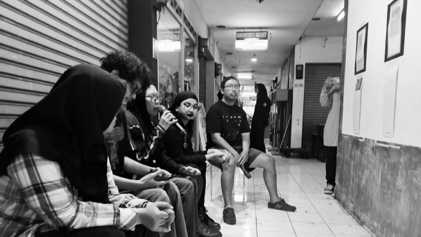 Diskusi tentang Pameran dan Presentasi Seniman Residensi Bandung Photography Month 10 di Red Raws Center, Pasar Antik Cikapundung, Minggu, 26 Oktober 2025. (Foto: Riyan D Aprillyana/BandungBergerak)