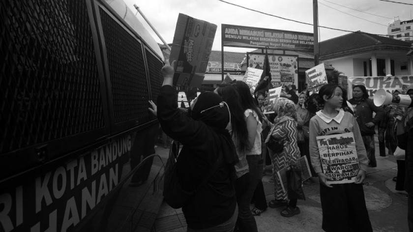 Aksi warga Sukahaji di PN Bandung, Selasa, 11 November 2025. (Foto: Prima Mulia/BandungBergerak)