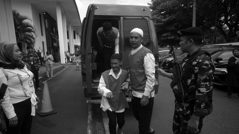 Terdakwa warga Sukahaji menjelang sidang di PN Bandung, Selasa, 11 November 2025. (Foto: Prima Mulia/BandungBergerak)