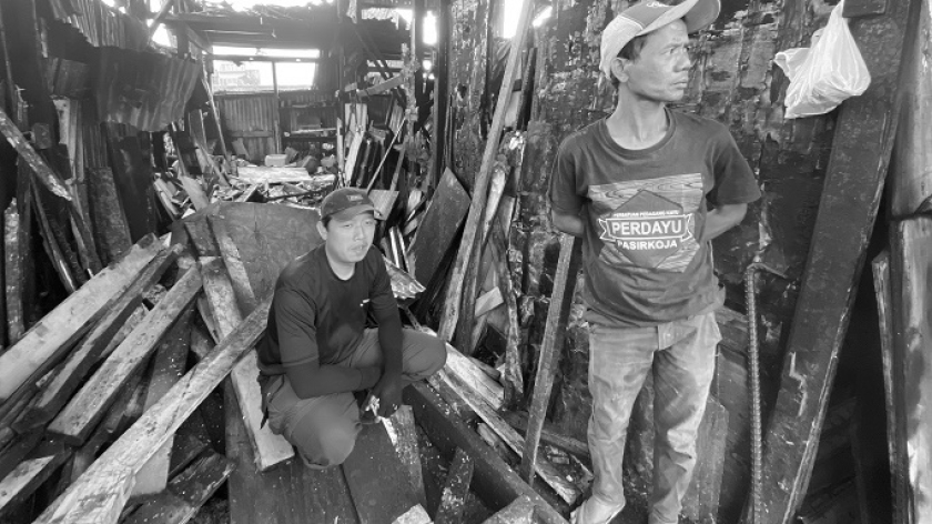Warga di kios kayu palet sisa kebakaran, Jalan Terusan Pasir Koja, Kelurahan Sukahaji, Kecamatan Babakan Ciparay, Kota Bandung, Rabu, 12 November 2025. (Foto: Yopi Muharam/BandungBergerak)