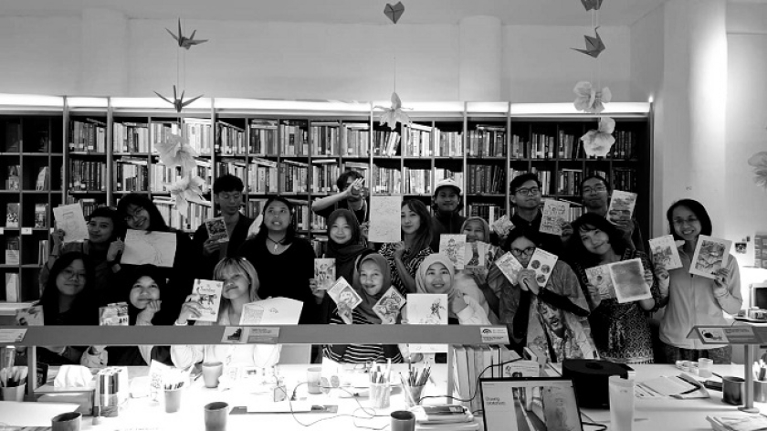 Diskusi bertajuk Talk and Creative Discussion From Pages to Screen, A Japanese Adaptation Talk and Drawing Session, di perpustakaan The Room 19, Bandung, Sabtu, 8 November 2025. (Foto: Salma Nur Fauziyah/BandungBergerak)