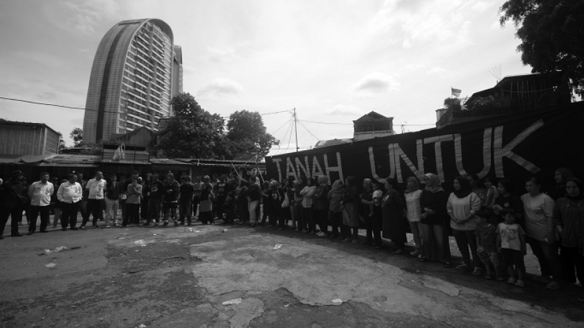 Warga Dago Elos mengawasi perwakilan Pemerintah Kota Bandung saat akan menandai batas klaim aset Terminal  Dago di Bandung, 13 November 2025. (Foto: Prima Mulia/BandungBergerak)