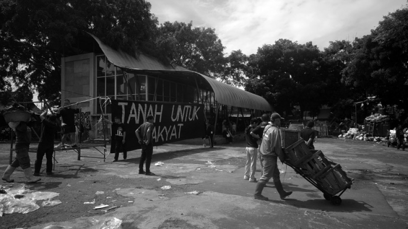 Warga Dago Elos memasang spanduk saat perwakilan Pemerintah Kota Bandung akan menandai batas klaim aset Terminal Dago di Bandung, 13 November 2025. (Foto: Prima Mulia/BandungBergerak)