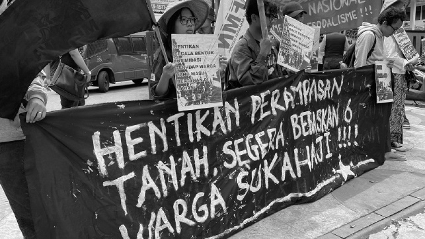 Aksi solidaritas untuk warga Sukahaji di Pengadilan Negeri Kota Bandung, Kamis, 13 November 2025. (Foto: Yopi Muharam/BandungBergerak)