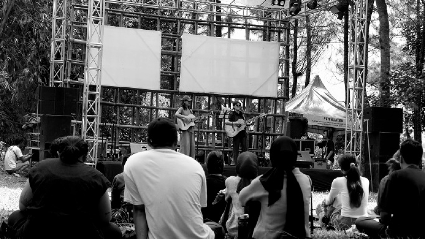 Penonton menikmati penampilan musik di acara Mulang Ka Sarakan di Desa Baros, Kabupaten Bandung, 9 November 2025. (Foto: Panitia Nyawang Rasa) 