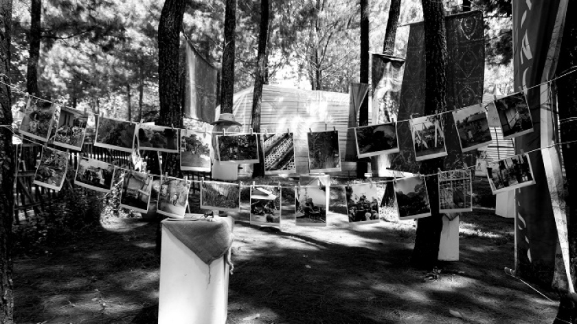 Panon Warga dalam pameran Nyawang Rasa di hutan pinus Ruang Sesama, Desa Baros, 9 November 2025. (Foto: Panitia Nyawang Rasa)