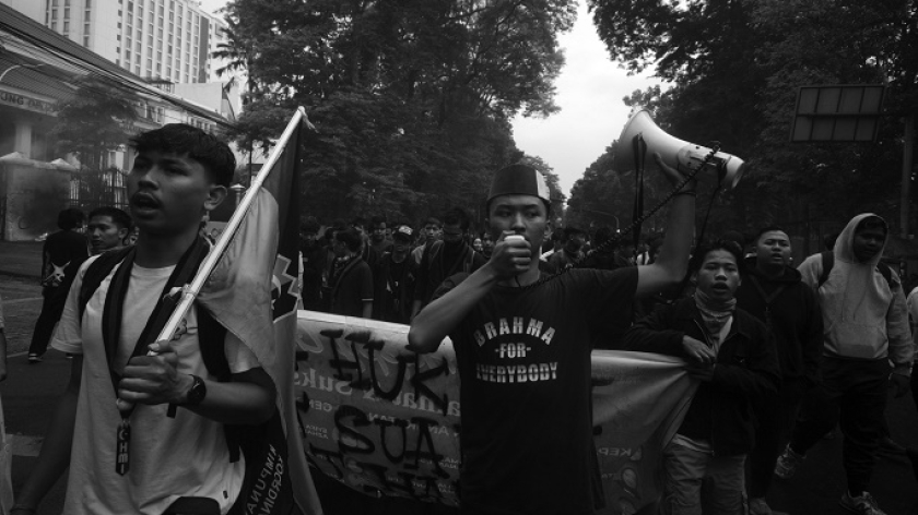 Mahasiswa berunjuk rasa menolak pengesahan KUHAP oleh pemerintah di depan gedung DPRD Provinsi Jawa Barat di Bandung, 19 November 2025. (Foto: Prima Mulia/BandungBergerak)