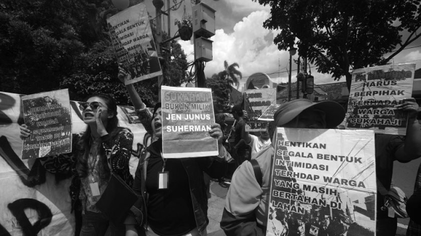 Warga melakukan aksi saat sidang  6 warga Sukahaji di Pengadilan Negeri Bandung, 20 November 2025. Warga kalah di perdata begitu juga di putusan sela kasus pidana. (Foto: Prima Mulia/BandungBergerak)