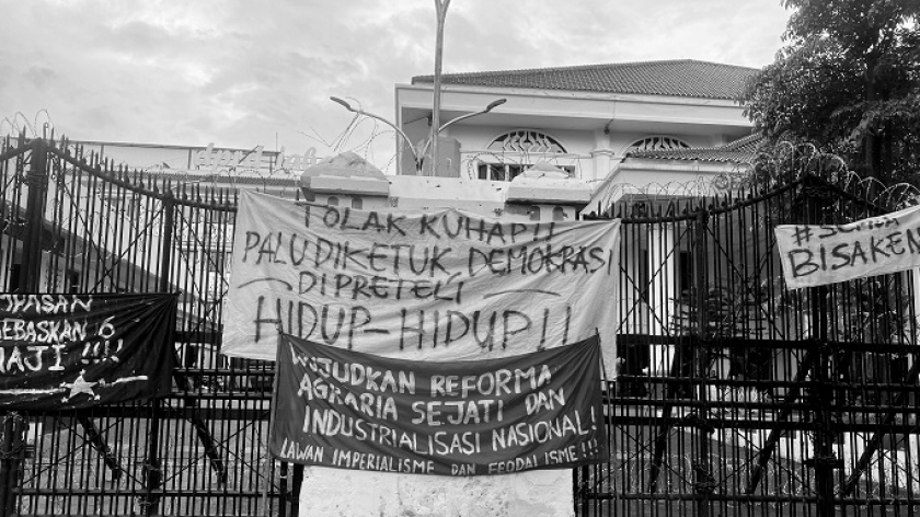 Gerbang DPRD Jawa Barat, di Jalan Diponegoro, Kota Bandung, Kamis, 20 November 2025 dipenuhi spanduk protes penolakan KUHAP. (Foto: Yopi Muharam/BandungBergerak)