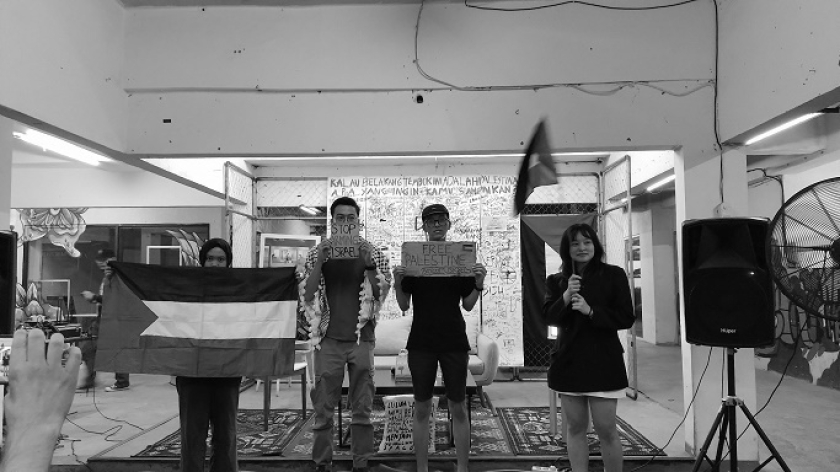 Diskusi buku Bisnis Senjata Israel Yang Melanggengkan Neokolonialisme di Seluruh Dunia karya jurnalis Australia Antony Loewenstein di Hallway Space, Bandung, Rabu malam, 19 November 2025. (Foto: Salma Nur Faiziyah/BandungBergerak)