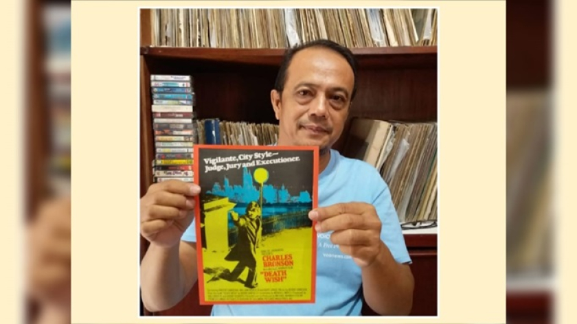 Penulis memegang flyer film 1970-an yang dibintangi Charles Bronson. (Foto: Dokumentasi Kin Sanubary)