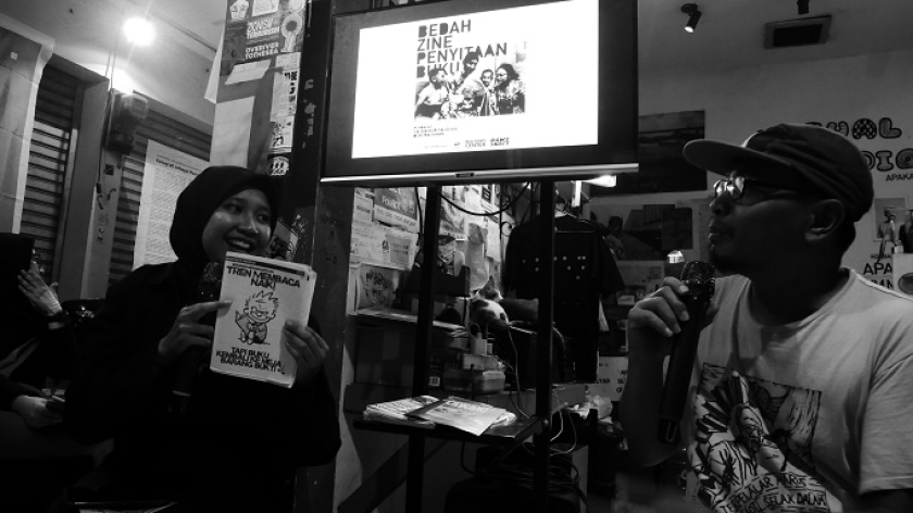 Diskusi Bedah Zine Penyitaan Buku di Raws Syndicate, Pasar Antik Cikapundung, Bandung, Selasa 18 November 2025. (Foto: Fitri Amanda/BandungBergerak)