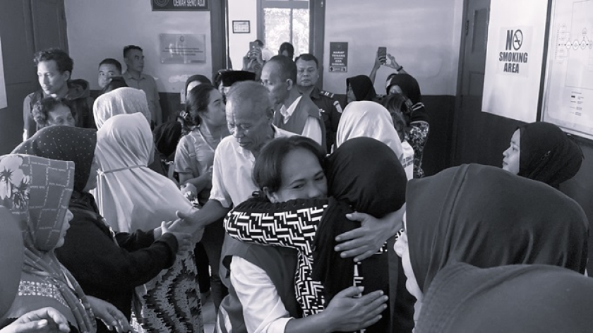 Warga Sukahaji memberikan dukungan pada enam warga yang menjalani persidangan di Pengadilan Negeri Kota Bandung, Selasa, 25 November 2025. (Foto: Yopi Muharam/BandungBergerak.id)* 