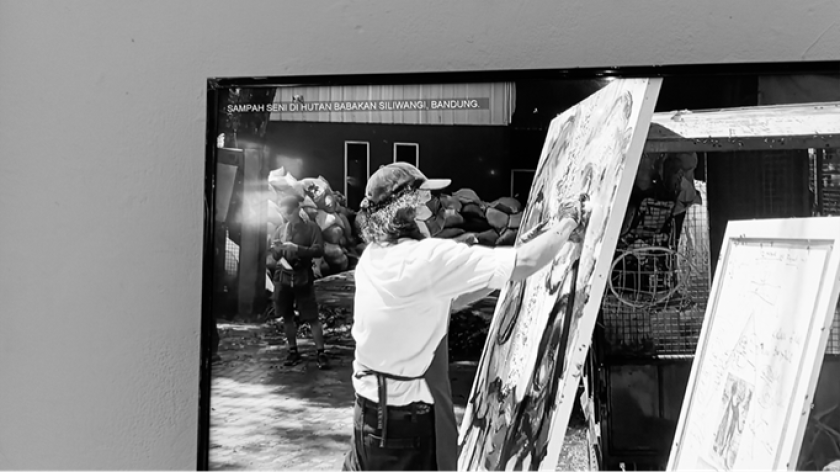 Dokumentasi karya Tisna Sanjaya berjudul Seni Sampah Seni Hutan Babakan Siliwangi (2025). (Foto: Bawana Helga Firmansyah/BandungBergerak.id)