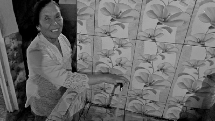 Mih Eros, sesepuh Penghayat Kepercayaan Budi Daya, di Kampung Cicalung, Desa Wangunharja, Lembang, Minggu, 2 November 2025. (Foto: Muhammad Akmal Firmansyah/BandungBergerak)