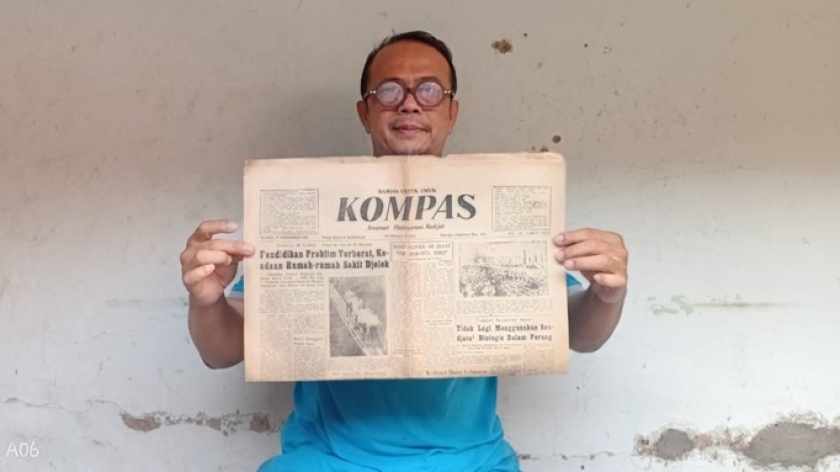 Penulis memegang Kompas terbitan 56 tahun silam, sebagai bagian dari upaya menelusuri kembali jejak sejarah pers Indonesia. (Foto: Dokumentasi Kin Sanubary) 