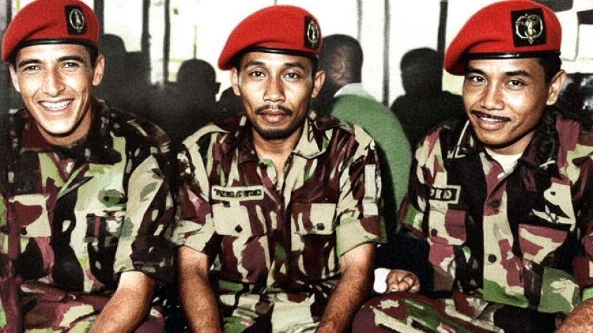 Sersan Mayor Trisnoyuwono (tengah) bersama Mayor Moch. Idjon Djanbi, dan Mayor RE. Djaelani. (Sumber Foto: Sinta Trisnoyuwono diwarnai oleh Subagja Halim) 