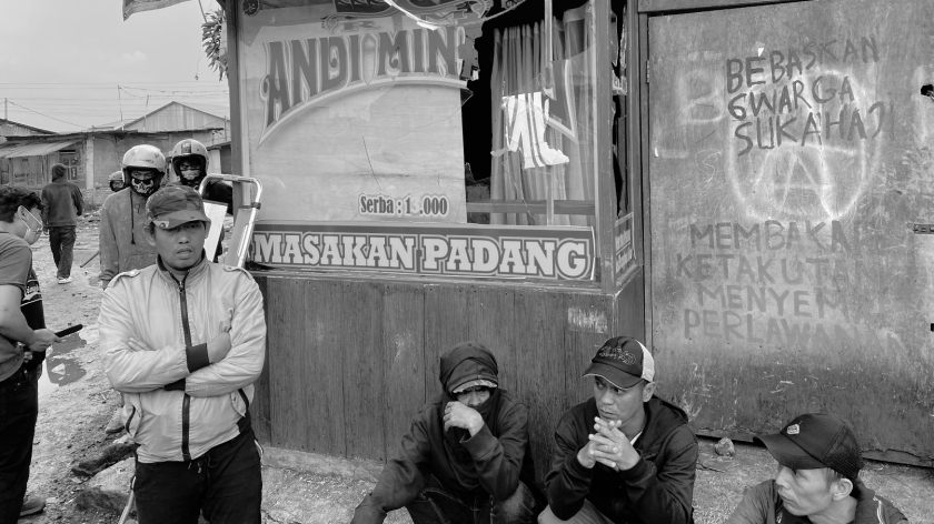 Warga berjaga di kampung Sukahaji setelah bentrok mereda, Rabu, 3 Desember 2025. (Foto: Yopi Muharam/BandungBergerak)