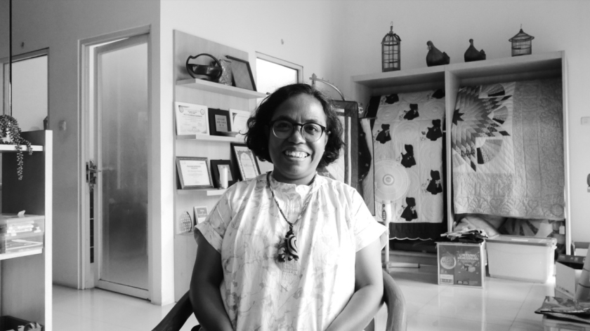 Pendeta Obertina Johanis di sekretariat  Woman Crisis Center (WCC) Pasundan Durebang. (Foto: Fitri Amanda/BandungBergerak)