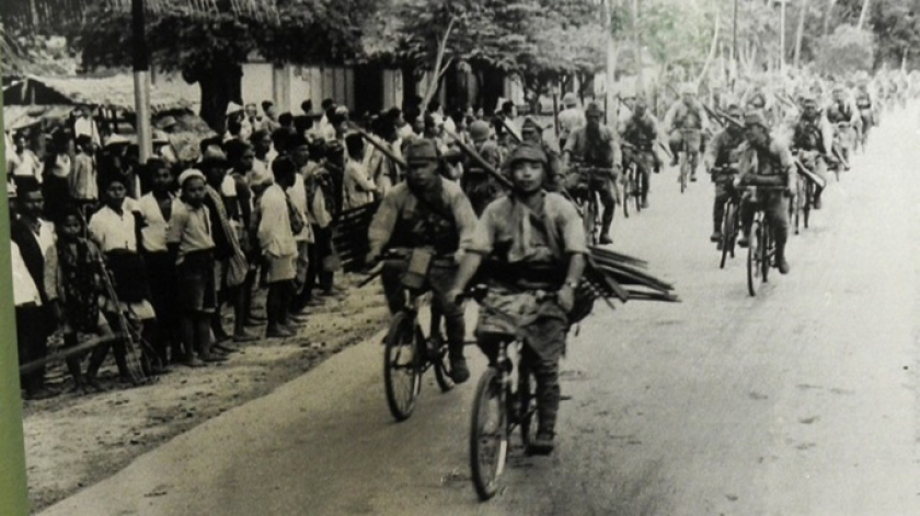 Pasukan Jepang memasuki Jawa 1942. Keterangan yang serupa didapat dari nara sumber di lapangan bahwa tentara Jepang memasuki Cikole dan Lembang menggunakan sepeda. (Foto Sumber: wereldculturn.nl)