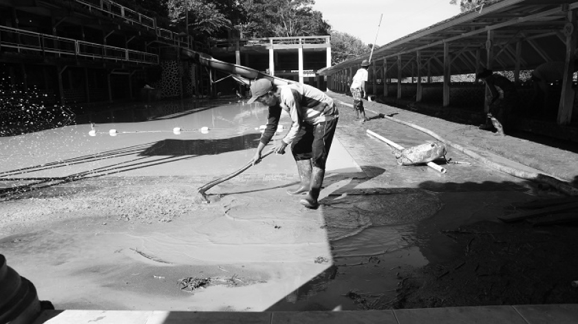 Petugas Membersihkan kolam renang yang terdampak banjir bandang di Mukapayung, Cililin, 5 Desember 2025. (Foto: Insan Radhiyan/BandungBergerak)