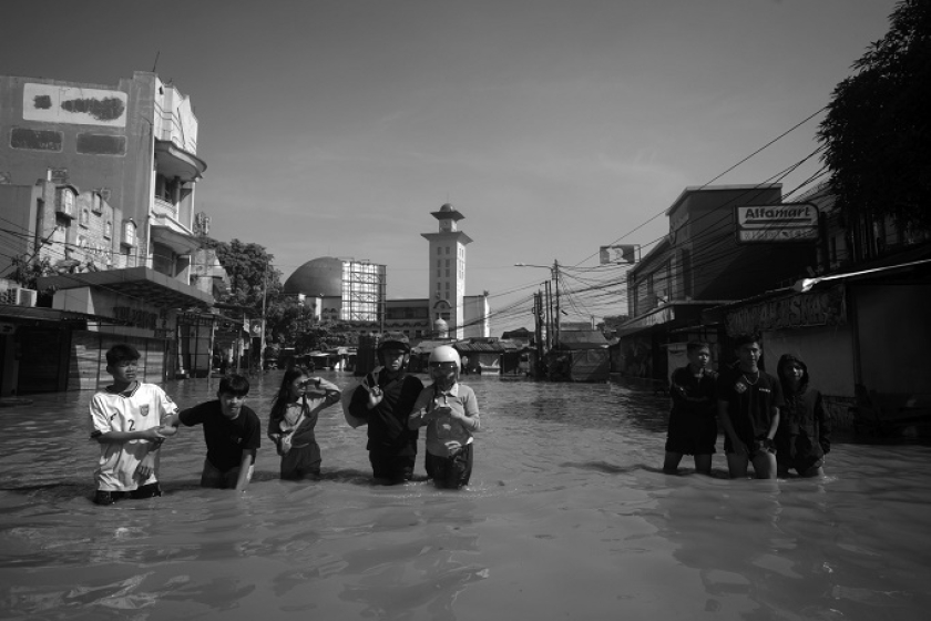 Warga menembus jalan yang terencam banjir di Bandung Selatan, 5 Desember 2025. (Foto: Prima Mulia/BandungBergerak)