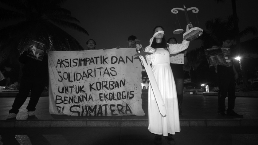 Sejumlah mahasiswa dari komunitas Literatur melakukan aksi solidaritas untuk korban bencana banjir dan longsor Sumatera di depan Gedung Sate, Bandung, 8 Desember 2025. (Foto: Prima Mulia/BandungBergerak)