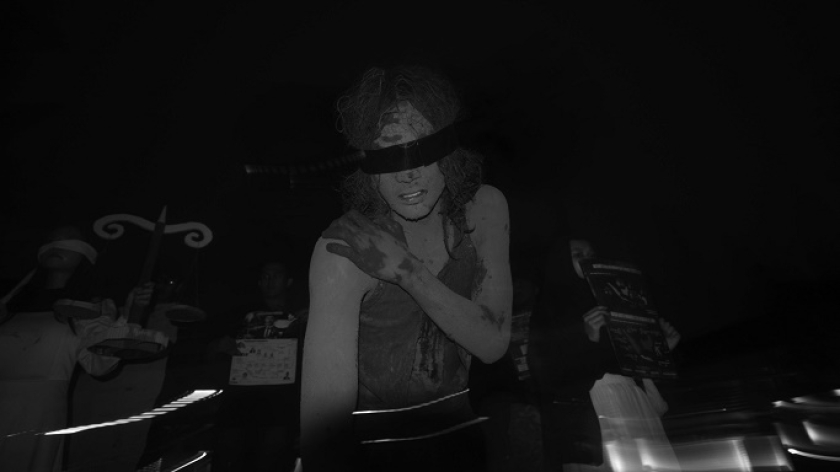 Sejumlah mahasiswa dari komunitas Literatur melakukan aksi solidaritas untuk korban bencana banjir dan longsor Sumatera di depan Gedung Sate, Bandung, 8 Desember 2025. (Foto: Prima Mulia/BandungBergerak)