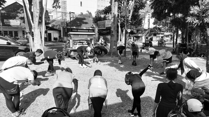 Para pelari melakukan pemanasan di Jalan IR H Djuanda (Dago), Bandung, Sabtu, 29 November 2025. Di Bandung sedang marak fenomena pelari kalcer. (Foto: Awla Rajul/BandungBergerak)
