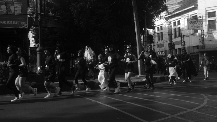 Sejumlah pelari berdandan dengan tema horor di Halloween Fun Run 5 K di Bandung, 29 Oktober 2023. (Foto: Prima Mulia/BandungBergerak)
