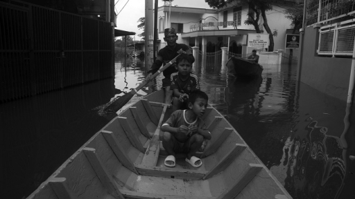 Perahu jadi alat transportasi satu-satunya saat banjir merendam Kampung Cijagra, Kecamatan bojongsoang, Kabupaten Bandung, 24 November 2025. (Foto: Prima Mulia/BandungBergerak)