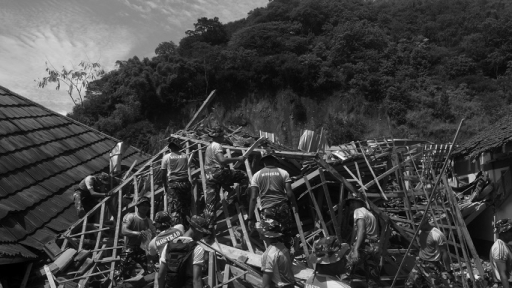 Tentara membongkar bangunan roboh terhantam longsor di Desa Citaman, Nagreg, Kabupaten Bandung, 19 Mei 2025. (Foto: Prima Mulia/BandungBergerak)