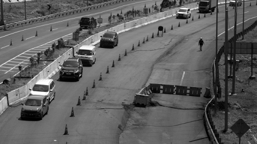 Ruas tol Cisumdawu yang amblas akibat pergerakan tanah di Sumedang, 30 Mei 2025. (Foto: Prima Mulia/BandungBergerak)