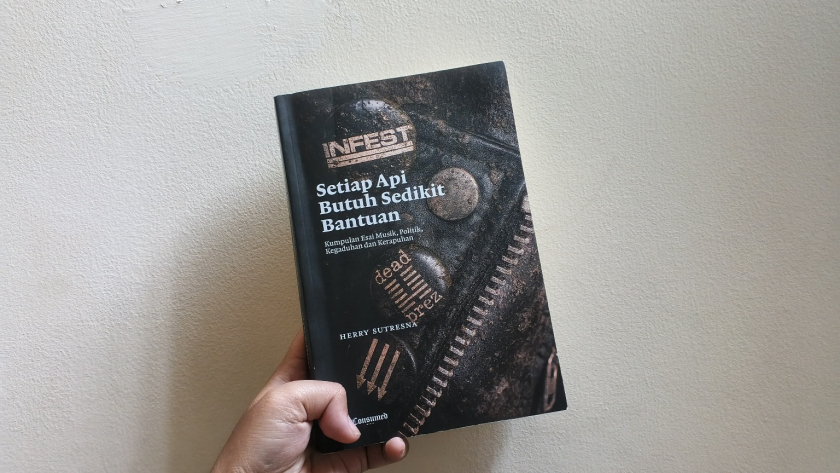 Sampul buku Setiap Api Butuh Sedikit Bantuan (2025) karya Herry Sutresna. (Foto: Reza Khoerul Iman/BandungBergerak)
