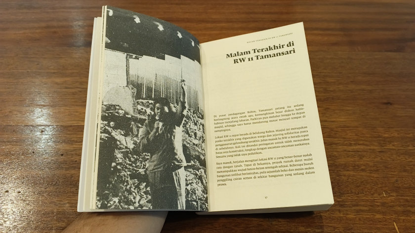 Esai pertama di buku Setiap Api Butuh Sedikit Bantuan tentang Tamansari. (Foto: Reza Khoreul Iman/BandungBergerak)