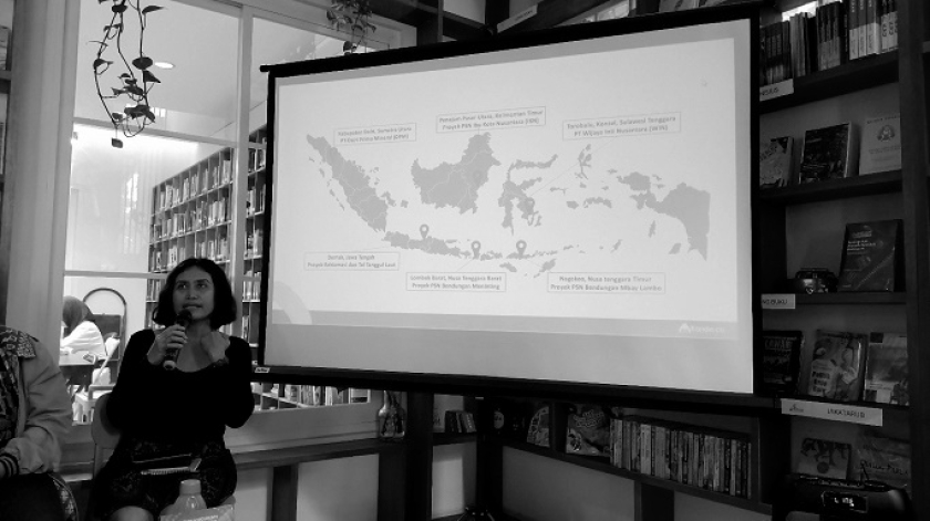 Anita Dhewy, redaktur Konde.co, menjelaskan mengenai isi buku kepada khalayak diskusi. (Foto: Salma Nur Fauziyah/BandungBegerak)