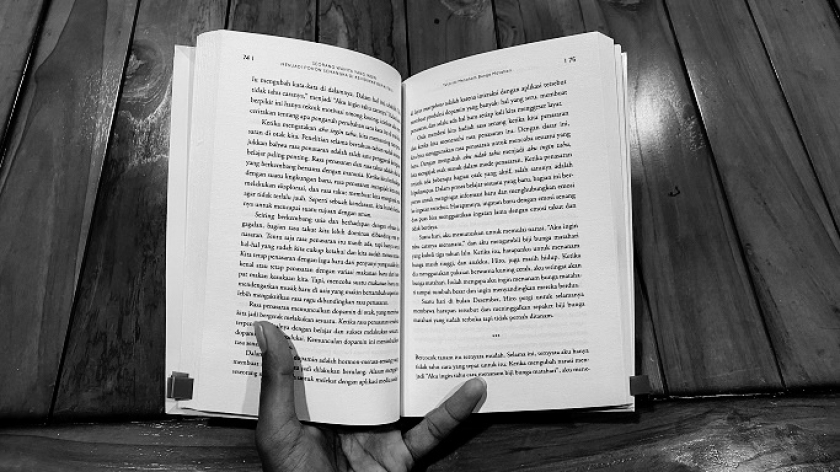 Buku Seorang Wanita yang Ingin Menjadi Pohon Semangka di Kehidupan Berikutnya karya&nbsp;Andreas Kurniawan (Cetakan keenam, Mei 2025). (Foto: Awla Rajul/BandungBergerak)