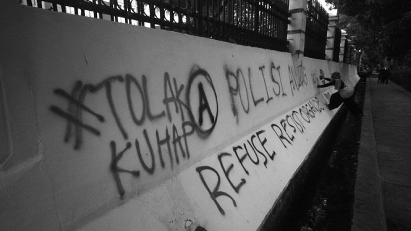 Grafiti penolakan KUHAP dinding DPRD Jawa Barat, Bandung, 28 November 2025. (Foto: Prima Mulia/BandungBergerak)