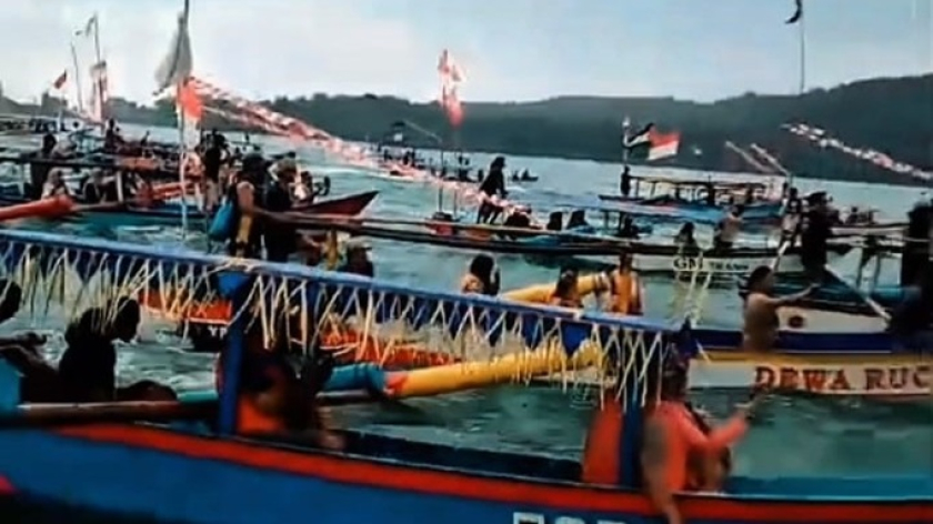Perahu-perahu yang berisi persembahan hasil bumi berkumpul di tengah laut untuk melaksanakan upacara adat sedekah laut (Foto: Fabian Satya Rabani)