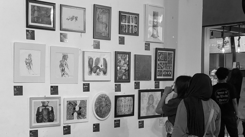 Pameran bertajuk Equal di selasar Communal Space Badak Singa 6, Kota Bandung, Jumat, November 2025. (Foto: Yopi Muharam/BandungBergerak)