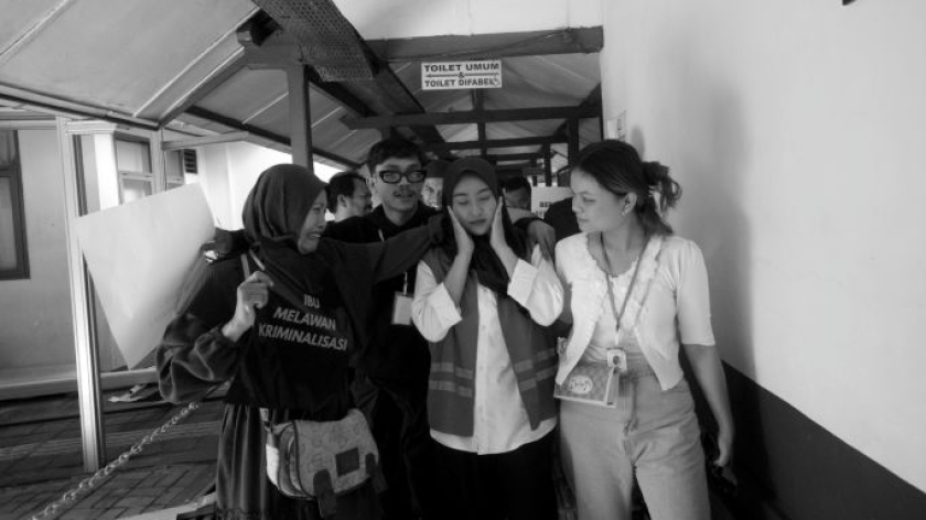 Orang tua memeluk Rifa Rahnabila, salah seorang dari 7 orang muda yang dijerat UU ITE usai sidang dengan tuduhan penyebaran konten digital terkait demonstrasi, di PN Bandung, 24 Desember 2025. (Foto: Prima Mulia/BandungBergerak)