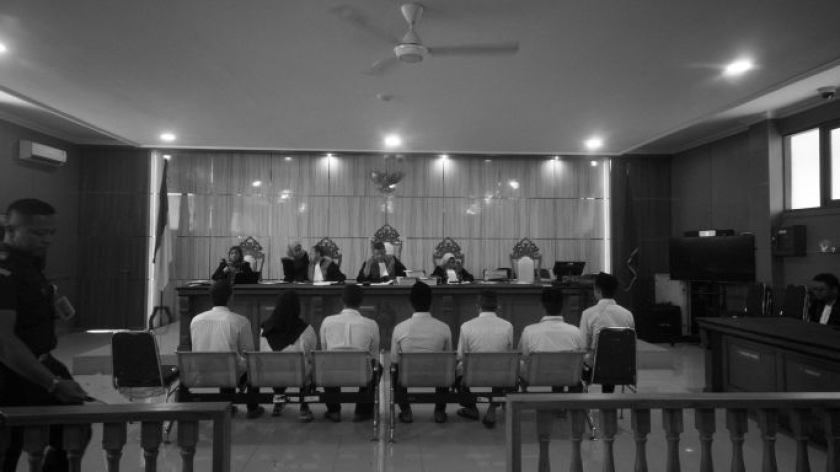Proses sidang 7 orng muda yang dijerat UU ITE dengan tuduhan penyebaran konten digital saat unjuk rasa, di Pengadilan Negeri Bandung, 24 Desember 2025. (Foto: Prima Mulia/BandungBergerak)