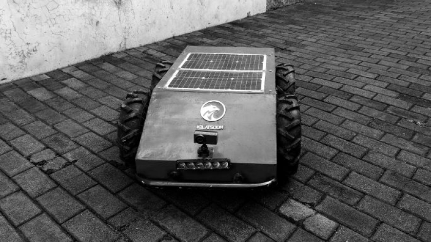 Purwarupa mutakhir robot pemotong rumput otomatis yang dikembangkan Kilatsoon, Dago, Bandung, Minggu, 7 Desember 2025. (Awla Rajul/BandungBergerak).