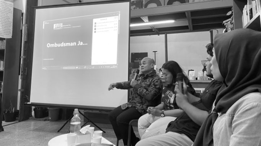 Tim Advokasi Bandung Melawan menggelar diskusi tentang cerita keluarga korban penangkapan demonstrasi Agustus-September 2025, di Toko Buku Pelagia, Kota Bandung, Kamis, 8 Januari 2025. (Foto: Yopi Muharam/BandungBergerak)