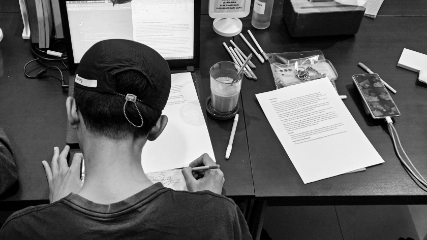 Forum Belajar Bareng Menulis Surat Solidaritas untuk Para Tahanan Politik Bandung, Sabtu, 10 Januari 2026. (Foto: Virliya Putricantika/BandungBergerak)