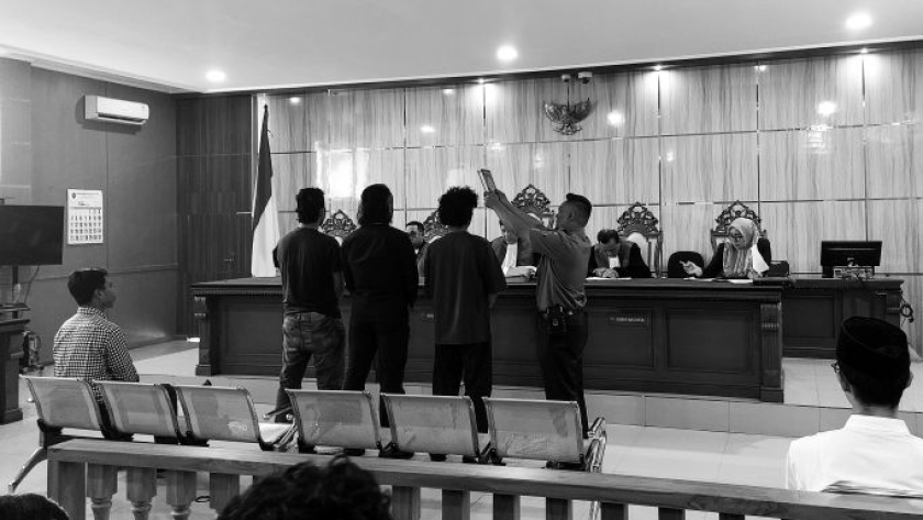 Persidangan terkait demonstrasi Agustus di Pengadilan Negeri Bandung, Rabu, 14 Januari 2026. (Foto: Awla Rajul/BandungBergerak)