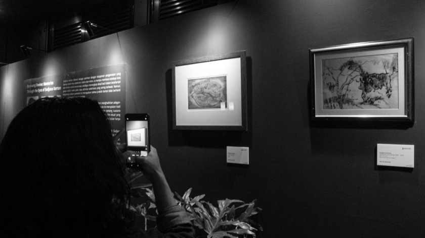 Suasana pameran Bandoeng Doeloe Memories Through the Eyes of Sudjana Kerton di Plataran Bandung, Selasa, 16 Desember 2025. (Foto: Insan Radhiyan Nurrahim/BandungBergerak)